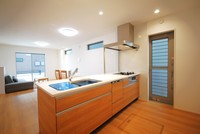 :キッチンパネル・レンジフード整流板はホーローが使われており、サッと拭くだけでいつでも清潔。