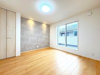 :リビング
ダイニング側とリビングが軽くゾーニングされている為、心地よい空間が生まれました。ホッと一息コーヒータイムや、映画鑑賞にも集中できそうな魅力的なリビングです！
