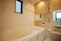 浴室:浴室
清潔感のある浴室はお湯が冷めにくいLIXILの「サーモバス」付き！
浴室乾燥機付きなので、梅雨の時期もひと安心！棚やカウンターも取り外して丸洗いが出来るのでお掃除も簡単です♪