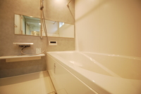 :浴室　
清潔感のある浴室はお湯が冷めにくいLIXILの「サーモバス」付き！
浴室乾燥機付きも魅力的です！棚やカウンターも取り外して丸洗いが出来るのでお掃除楽々♪