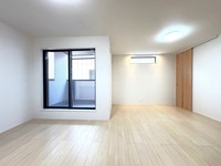 リビング:18.1帖のLDK。リビングの壁には消臭・調湿機能のある「エコカラット」を施工してあります。居心地がいいから自然と家族も集まりやすくなる…そんなリビングです♪