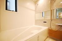 浴室:清潔感のある浴室はお湯が冷めにくいLIXILの「サーモバス」付き！
浴室乾燥機付きも魅力的です！棚やカウンターも取り外して丸洗いが出来るのでお掃除楽々♪