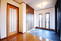 玄関:【玄関】広々とした上がり口には大きな窓から温かな陽光がたっぷり差し込み、明るく開放的な印象に。トール型下駄箱付きで収納も十分。