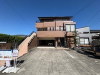 外観:現地(2025年10月23日)撮影
奥のビルトインガレージに加え、手前の敷地にもゆとりの駐車スペースを確保。来客時や複数台所有でも安心の、最大5台分対応です。