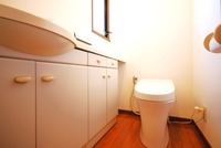 トイレ:明るく清潔感のあるトイレは各階にあります。手洗いと収納棚付き♪
ウォシュレットも完備しています。