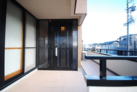 バルコニー:【玄関】外階段を上がった先にある、プライベート感のある2階の玄関。すぐ横にはバルコニーがあり、ミニガーデンやグリーンを飾るスペースとしても活躍。