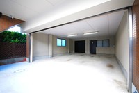 その他:【ビルトインガレージ】電動シャッター付きのビルトインガレージは、2台が並列駐車可能です。奥には物置スペースもあるのでお車周りの収納にも活躍します。