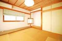 和室:和室には雪見障子があるので、採光の調整や外の景色を眺める際に便利です。
使い勝手も良く、落ち着きのある癒しのスペースです。