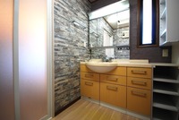 洗面室:収納付きの3面鏡にはチャイルドミラー付きで小さい子様の利用にも便利。
壁面はアクセント仕様で高級感UP。スタイリッシュな空間です。