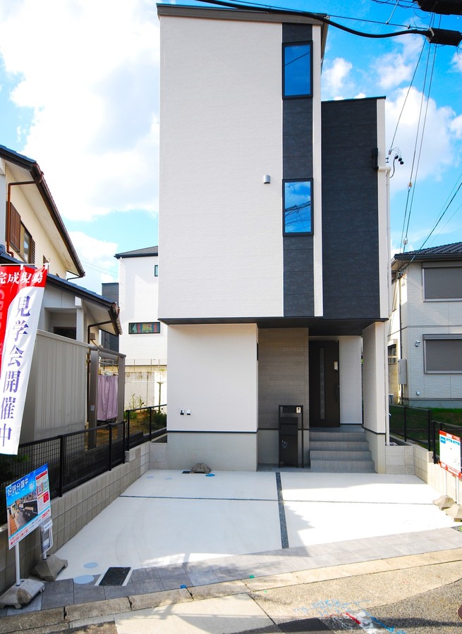 外観:狭小住宅でも立体的な3階建にすることで、ゆとりある生活!プライバシーを守りながら、理想の場所で心地よい暮らしが叶います!