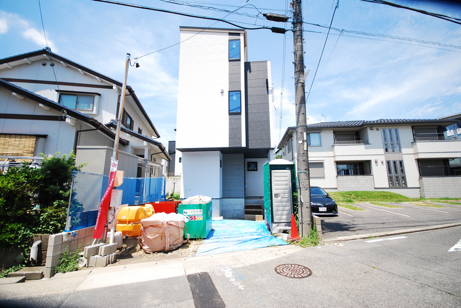外観:狭小住宅でも立体的な3階建にすることで、ゆとりある生活!プライバシーを守りながら、理想の場所で心地よい暮らしが叶います!