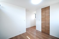 洋室:主寝室
主寝室に設けたウォークインクローゼットは、洋服やカバンなどまとめて収納出来ます。清潔でスッキリとした居室空間をサポートします。