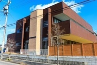 :生後５か月から５歳児までを対象にした保育園。遊びを通して子供たちの可能性を引き出す教育を行っています。