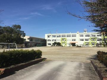 その他:日進市立西小学校
800名以上が在籍する小学校。部活動にはサッカー、バスケットボール、金管バンド、、カラーガード部があります。