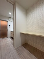 その他内観写真:E棟　ランドリールーム
洗面所の横にはランドリールームがございます。キッチンからすぐの場所にあり、スムーズな家事動線が確保されています。