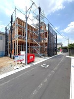 :前面道路含む現地（2025年8月）撮影/B棟が8月上旬に上棟しました。11月完成に向けて工事中です。C棟は12月完成予定です。
