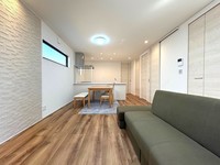 その他内観写真:E棟　洗面所からランドリールームを見た図