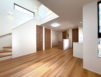 リビング:【B棟：リビング】開放的な吹き抜けのリビング。日中は自然光が室内を照らし照明をつけなくても明るい雰囲気に。家族と自然に顔を合わせる機会が増える、リビング階段採用で言葉を交わす場面が増えます♪