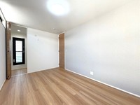 寝室: 【B棟：主寝室】
7.5帖の主寝室。淡いグレークロスがアクセントの落ち着いた一室です。広々とした約2帖のウォークインクローゼット完備で収納にも困りません。