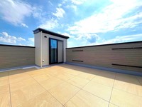 バルコニー:【B棟：屋上庭園】
簡易アウトドアやビニールプールの水遊び、人工芝を敷いてペットと過ごしたりと自由自在。外からの視線を気にせず、ゆったりとした贅沢な”ソト時間”が過ごせます。