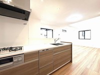キッチン:【B棟：キッチン】キッチンから部屋全体を見渡せる間取りです。家族と会話を楽しみながら家事をすることができます。三層構造のシンクや乾燥機付食洗器など機能性も充実♪