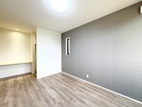 寝室:C棟主寝室/
7.1帖の主寝室。ダークグレーのアクセントクロスで落ち着ける空間です。

