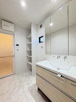 洗面室:C棟洗面脱衣所/
洗面室には可動棚を完備。タオルや洗濯用品など、物が増えやすい洗面室もすっきりきれいに保てます。