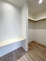 収納:C棟主寝室WCL・カウンター/
主寝室の一角にはカウンターとウォークインクローゼットを完備。カウンターでは、ちょっとした書き物やお化粧など、多様な使い方ができ便利です♪