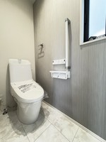 トイレ:C棟２階トイレ/
上手洗いから便座のつなぎ目まで凹凸の少ないフラットなデザインのトイレはお手入れ楽々！フルオート便器洗浄機能付きで清潔維持もばっちりです。
