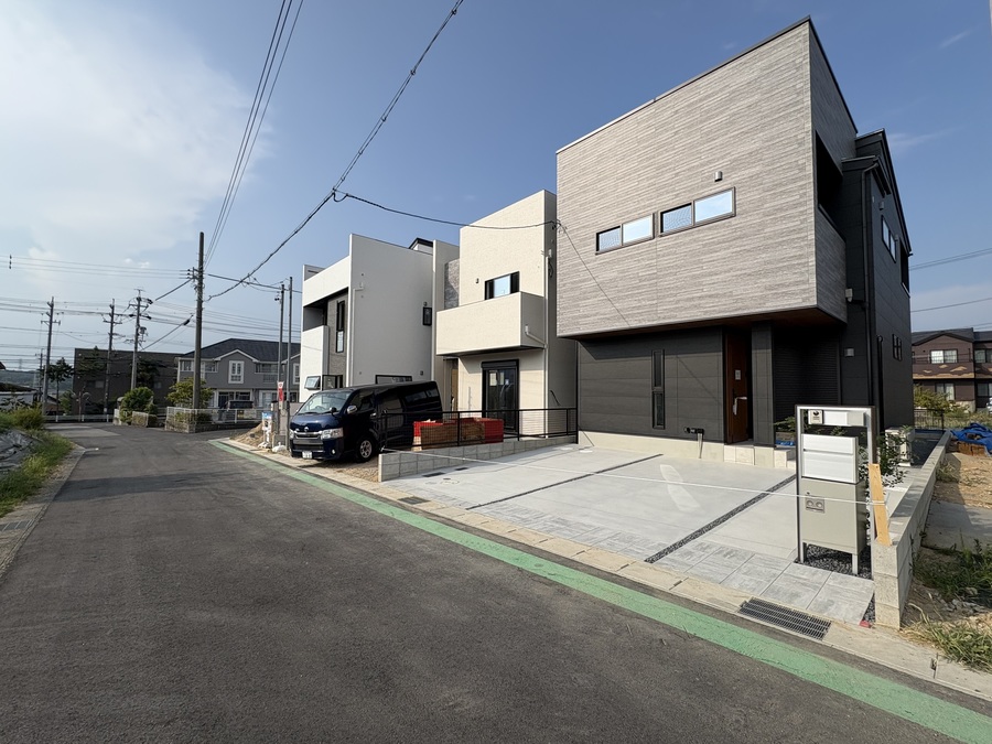 外観:現地(2025年8月)撮影/
C棟2025年8月に完成しました。
小・中学校まで徒歩5分。お子様も安心して通学ができます。道路:南西側4.8~5.0m 北西側4m