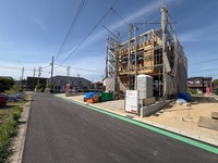 その他現地写真:現地（2025年5月）撮影/
小・中学校まで徒歩5分。お子様も安心して通学ができます。道路：南西側4.8～5.0ｍ　北西側4ｍ