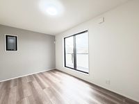 寝室:D棟主寝室/
7.4帖の主寝室にはウォークインクローゼットを設置。季節のお洋服や思い出の品もしっかり収納できていつでもお部屋をすっきりお使いいただけます♪