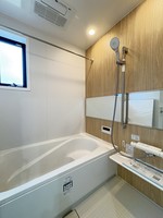 浴室:E棟浴室/
壁面はマグネット式の収納をどこでも設置可能！
カウンターも外し可能でお掃除楽々♪