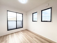 洋室:E棟2階洋室/
バルコニーのある２階の洋室。お部屋すべてにクローゼットを完備しているところがうれしいポイントです。