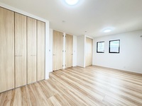 洋室:E棟洋室/
２階の5.4帖の洋室2部屋は、間仕切りがなく広々としたお部屋。それぞれに扉と収納があるので将来は仕切ることも可能です♪