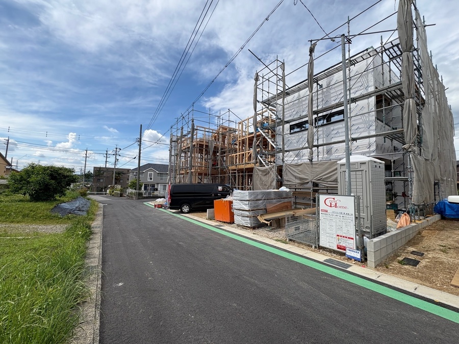 その他現地写真:前面道路含む現地(2025年5月)撮影/
D・E棟が5月下旬に上棟しました。8月完成に向けて工事が進んでいます。C棟は7月完成予定です。