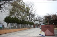 :「名古屋市立藤が丘小学校」徒歩約10分/徒歩約10分圏内で、通学も安心の距離です。「やさしく、かしこく、たくましい藤が丘っ子の育成」を校訓に設定している藤が丘小学校です。