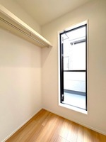 収納:【B棟：ウォークインクローゼット】
7.5帖の主寝室にはベランダにつながるウォークインクローゼットを完備。洗濯を取り入れて、そのまま収納もできる便利な動線です。