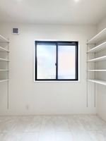その他:【C棟：ランドリールーム】
洗面所横のランドリールーム。可動棚付きだから洗濯ものをそのまま収納できてとても便利。