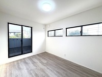 洋室:C棟洋室/
全居室2面採光で、暖かな陽光がたっぷりと降り注ぐ明るい空間。各居室に収納を設けているのでいつでもお部屋をスッキリと保つことができます。