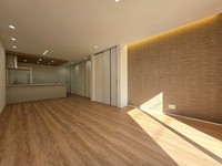 :リビングの壁にはエコカラットを使用し臭いや湿気を軽減してくれます。