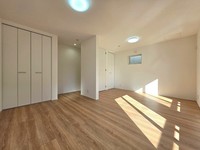 :2階南側の2部屋です。明るく快適にすごせます。お子さまの成長や家族のかたちにあわせて壁を設置し、間取りの変更も可能です。