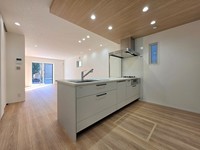 :フラットな対面キッチンは、明るく開放感のある家族の憩いの空間です。す。