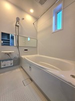 :お湯の冷めにくいサーモバスと超節水のエコアクアシャワーを設置。また浴室乾燥機はプラズマクラスターを搭載、カビの発生を抑えながら衣類が干せ、暖房機能はヒートショック対策にもなります。
