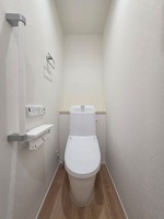 :従来型と比べ約69%の節水を実現したLIXILのペーシアシャワートイレ。フチレス形状で手間なくお掃除ラクラク、いつも清潔に保てます。