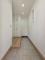 :玄関には、天井までの大きなシューズボックスを設置。家族分の靴もしっかり収納することができます。