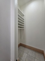:玄関の奥には可動棚のついたシューズクローゼットを取り入れています。災害用品や備蓄品、雨具など整頓して収納できます。