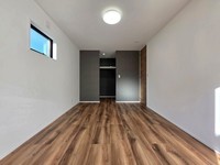 :1階の8帖洋室です。夫婦の主寝室としても余裕の広さです。アクセントクロスが落ち着いた空間を演出してくれます。