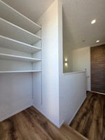 :3階のホールにも可動式の棚を設置しています。屋上庭園で使用するテラス用品など動線を考えた収納が可能です。