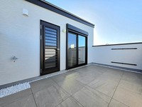 :屋上庭園には、ホールと北側洋室から出入リが可能です。ダウンライト・水栓・レールが標準仕様です。
